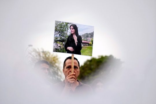 Καταγγελίες για πυρά «στο ψαχνό» κατά διαδηλωτών σε κουρδικές πόλεις του Ιράν