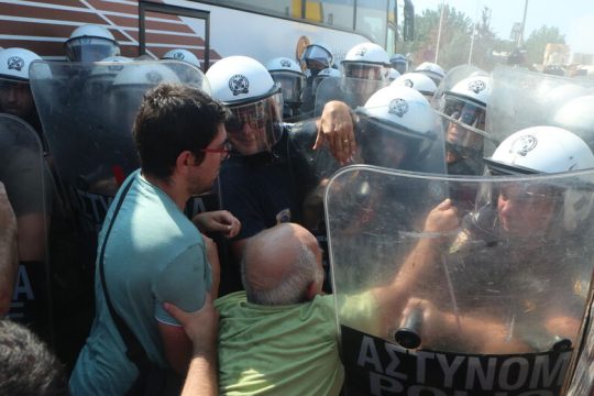Άλλη μια μέρα άγριας αστυνομικής καταστολής κατά των απεργών της Μαλαματίνας