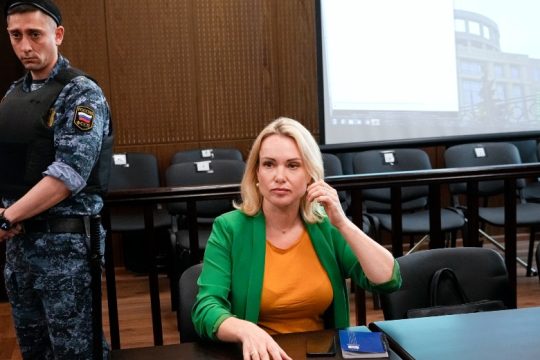 Απέδρασε η δημοσιογράφος που είχε κάνει live αντιπολεμική παρέμβαση στη Ρωσία