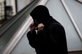 Επεσαν οι μάσκες, μπήκαν οι κουκούλες