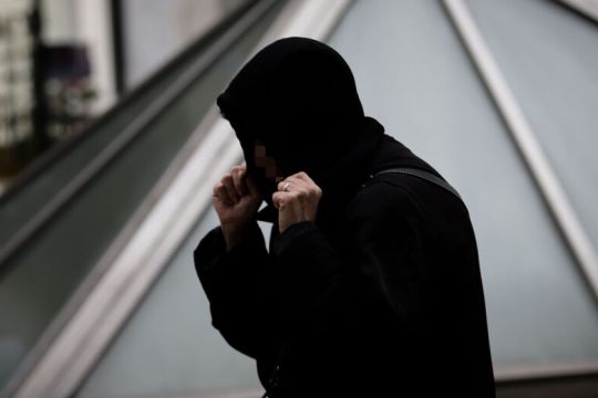 Επεσαν οι μάσκες, μπήκαν οι κουκούλες
