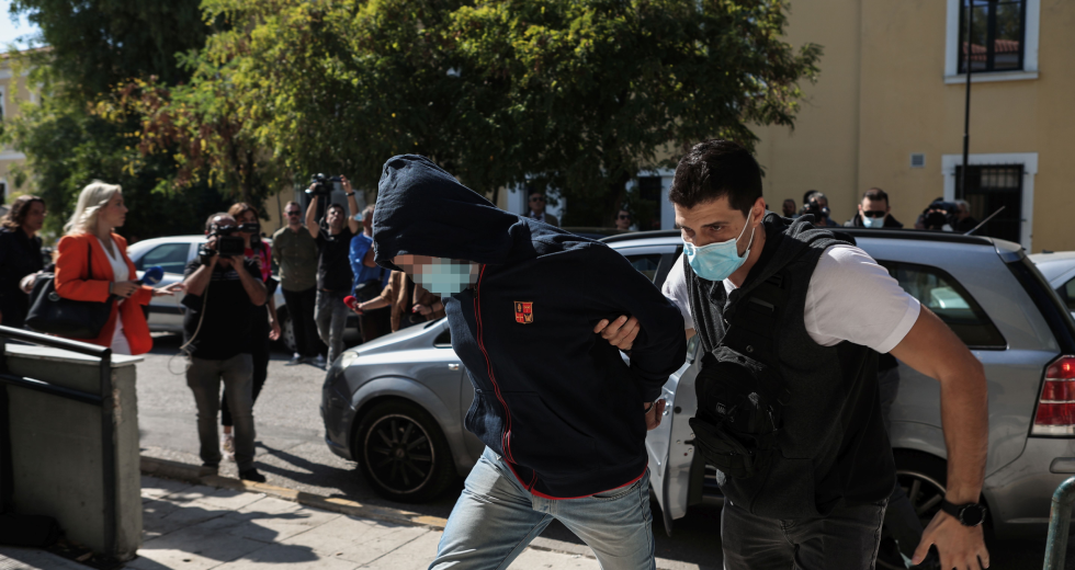 Δικηγόρος 12χρονης: Τα κανάλια συνεχίζουν να «βιάζουν» το κοριτσάκι
