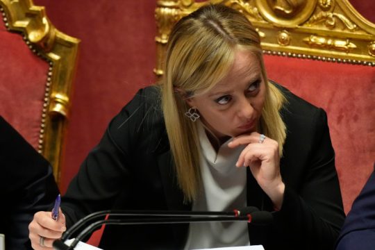 Πρώτο, ακροδεξιό δείγμα γραφής Μελόνι στο προσφυγικό