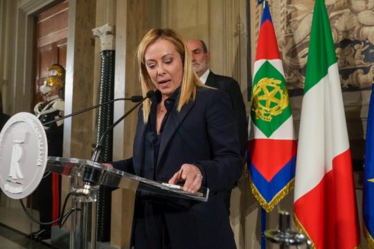 Η ακροδεξιά Μελόνι έγινε η πρώτη γυναίκα πρωθυπουργός της Ιταλίας