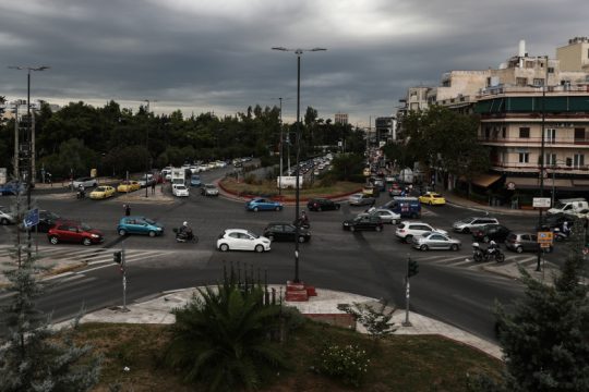 Σοβαρό τροχαίο στη Μεσογείων με τουλάχιστον δύο τραυματίες [εικόνες + βίντεο]