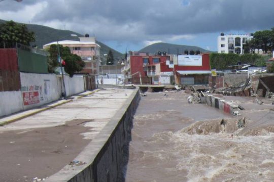 Σαρώνει η τροπική καταιγίδα Ρόσλιν στο Μεξικό