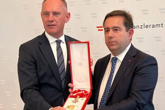 Η Αυστρία παρασημοφόρησε τον Ν. Μηταράκη για το μεταναστευτικό