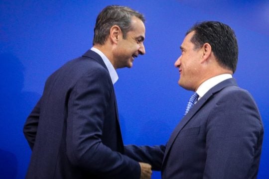 Η κυβέρνηση πανηγυρίζει, οι πολίτες στενάζουν…