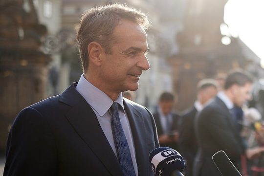 Χαμηλώνει τους τόνους, δεν επιμένει στο θέμα των κυρώσεων