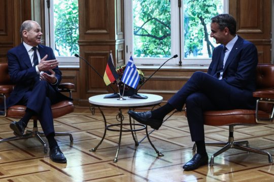 Οκτώ «κίτρινες κάρτες» ΣΥΡΙΖΑ σε Μητσοτάκη και Σολτς