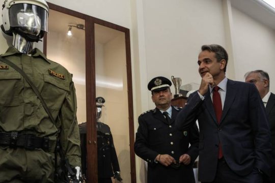 Βάζει ο Μητσοτάκης τη στολή του