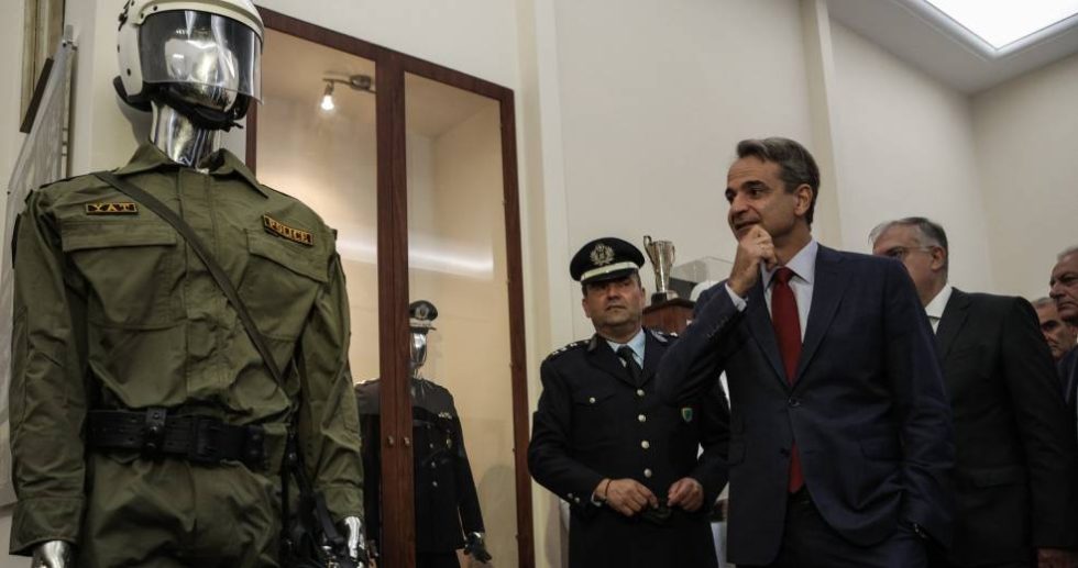Βάζει ο Μητσοτάκης τη στολή του