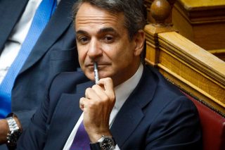 Θέλει να φιμώσει και τη Βουλή!