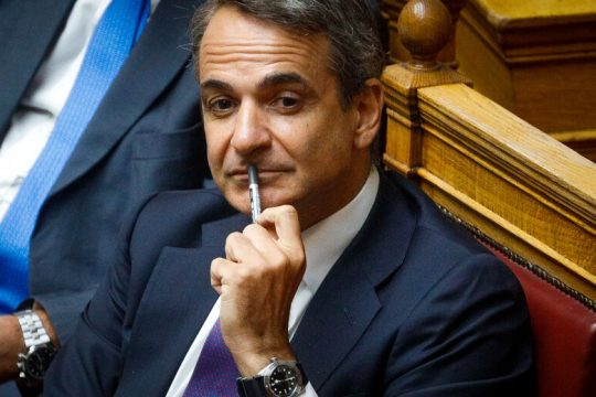 Θέλει να φιμώσει και τη Βουλή!