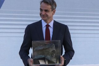 Ολα τα σφάζει, όλα τα μαχαιρώνει