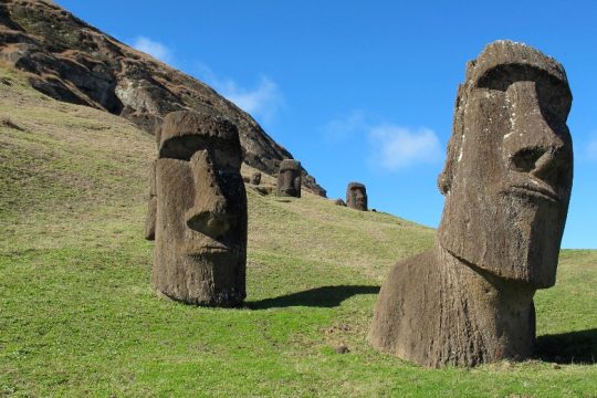 Μεγάλη καταστροφή προκάλεσε φωτιά στα φημισμένα αγάλματα Μοάι στις Νήσους του Πάσχα