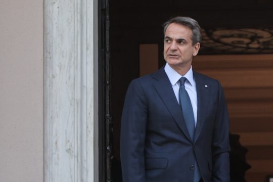 «Βουλιάζουν» στα σκάνδαλα, επιμένουν στη σιωπή και τη συγκάλυψη
