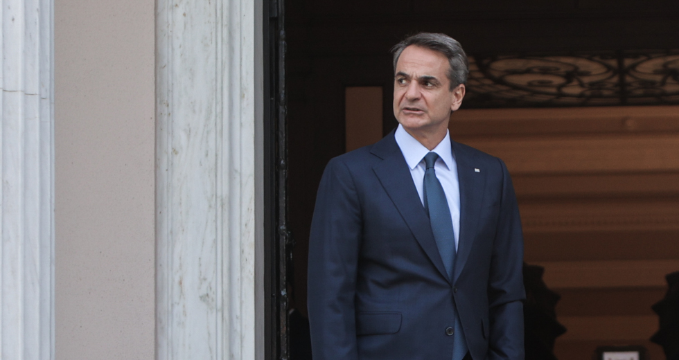 «Βουλιάζουν» στα σκάνδαλα, επιμένουν στη σιωπή και τη συγκάλυψη