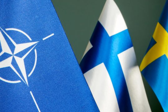 Η διεύρυνση του ΝΑΤΟ ρίχνει λάδι στη φωτιά του πολέμου