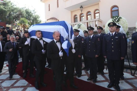 Ρίγη συγκίνησης στο τελευταίο «αντίο»