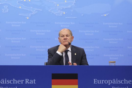 Εντολή Σολτς να συνεχίσουν να λειτουργούν τρεις πυρηνικοί σταθμοί παρά τις διαφωνίες