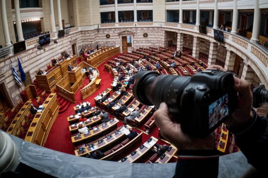 Απολογούνται στην Ολομέλεια για τις υποκλοπές μέσω… απορρήτου [live]