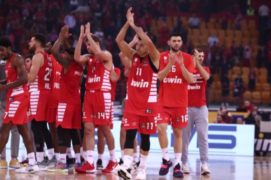 Πρώτη ήττα, αλλά και χειροκρότημα για τον Ολυμπιακό