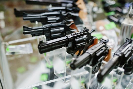 Η Ε.Ε. αυστηροποιεί τους νόμους για το εμπόριο όπλων 