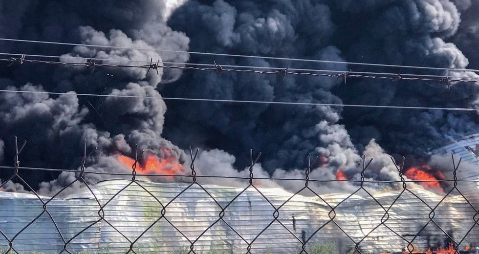 Μεγάλη πυρκαγιά σε αποθήκη ηλεκτρικών συσκευών έξω από τη Θεσσαλονίκη