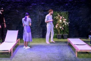 Κυριακή μεσημέρι στην «αυλή» της upper class, δίπλα στην πισίνα