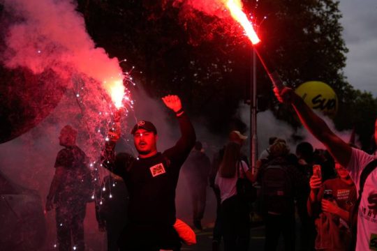 Σε απεργιακό κλοιό η Γαλλία, μικροσυμπλοκές μετά την πορεία στο Παρίσι