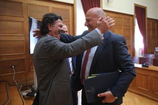 Στο φως οι «γαλάζιες ακρίδες»