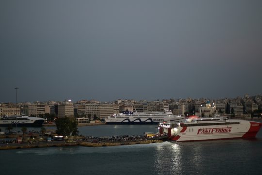 Νεκρώνει αύριο Τρίτη το λιμάνι του Πειραιά
