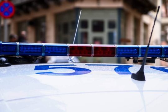Συνελήφθη αστυνομικός για πλαστογραφία και παράβαση της νομοθεσίας για τα όπλα