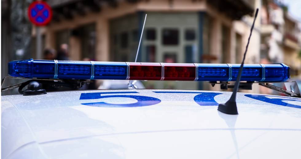 Συνελήφθη αστυνομικός για πλαστογραφία και παράβαση της νομοθεσίας για τα όπλα