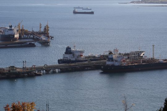 Ρωσικό πετρέλαιο: Μυστική διπλωματία, κυρώσεις κι ένας «σκιώδης» στόλος
