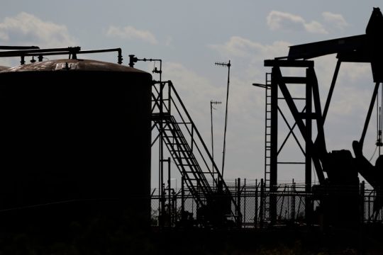 Περικοπές στην παραγωγή πετρελαίου από ΟΠΕΚ εν μέσω συγκρούσεων με ΗΠΑ