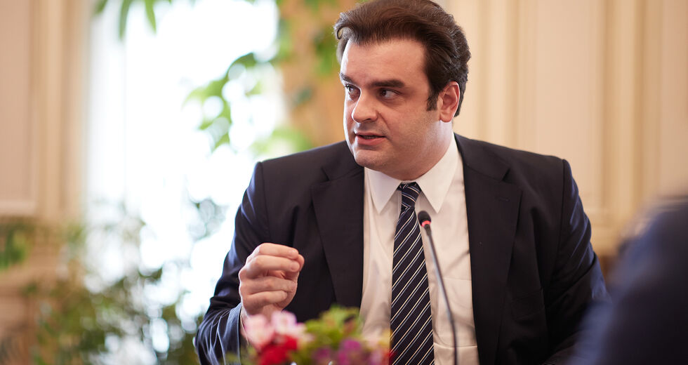 Παραμένουν τα ερωτήματα μετά τις αποκαλύψεις για το «πάρτι» αναθέσεων