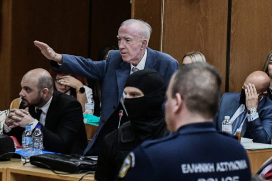 Ναζιστικός χαιρετισμός Κωνσταντίνου Πλεύρη μέσα στη δικαστική αίθουσα 