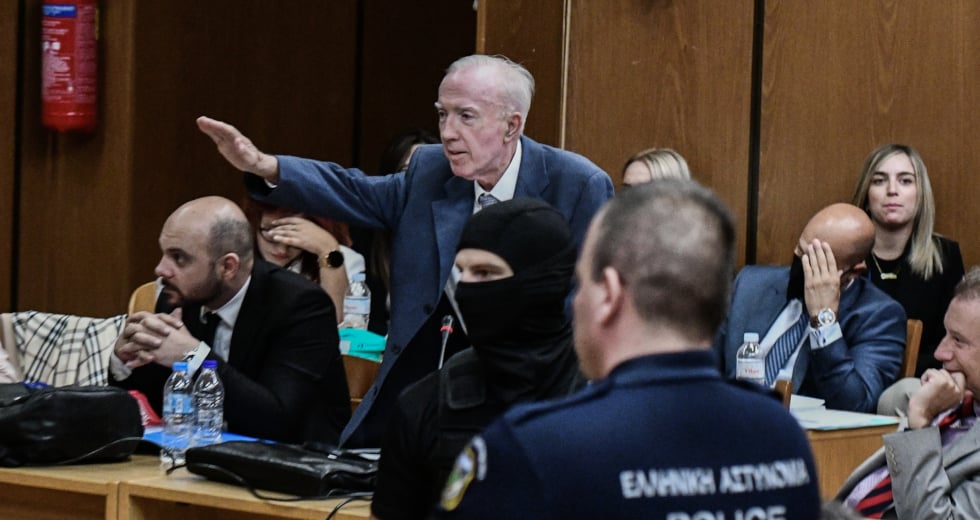 Ναζιστικός χαιρετισμός Κωνσταντίνου Πλεύρη μέσα στη δικαστική αίθουσα