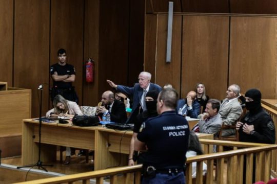 ΔΣΑ κατά Πλεύρη για τον ναζιστικό χαιρετισμό μέσα στο δικαστήριο