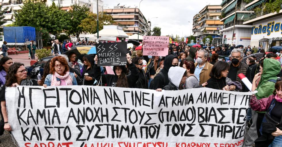 «Όχι στη συγκάλυψη του κάθε βιαστή» φώναξε πλήθος κόσμου – Χημικά από άνδρες των ΜΑΤ