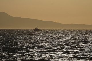 Αντί για φαγητό, τους έδεσαν και τους έδειραν