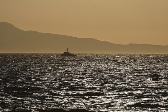 Αντί για φαγητό, τους έδεσαν και τους έδειραν