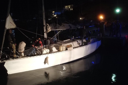 Συλλήψεις αλλοδαπών στη Σαντορίνη για διακίνηση μεταναστών από Τουρκία