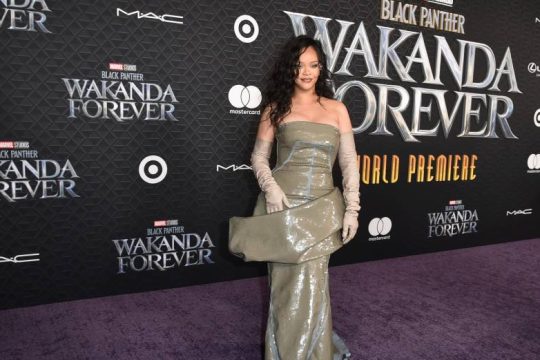 Η Rihanna επέστρεψε μετά από έξι χρόνια με το Lift Me Up