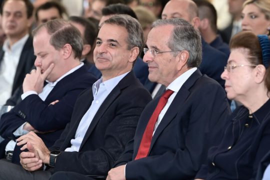 Αγεφύρωτο το χάσμα με Καραμανλή-Σαμαρά