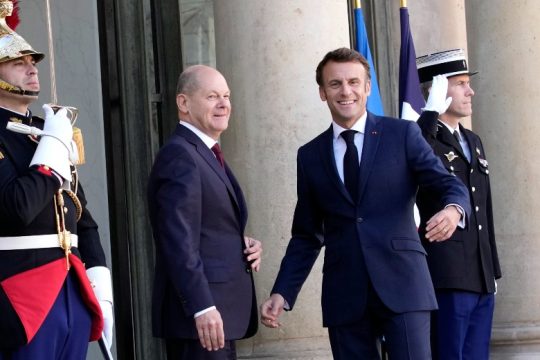 Politico: Σολτς και Μακρόν εξετάζουν εμπορικά αντίποινα στις ΗΠΑ