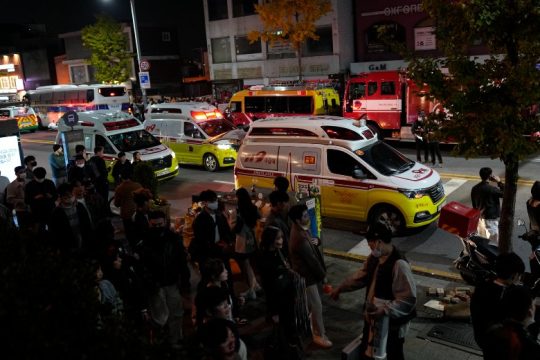 Τραγωδία στη Σεούλ: Δεκάδες άνθρωποι ποδοπατήθηκαν μέχρι θανάτου