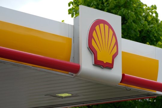 Διπλασίασε τα κέρδη της η Shell, πυροδοτώντας το αίτημα για φόρο στα υπερκέρδη